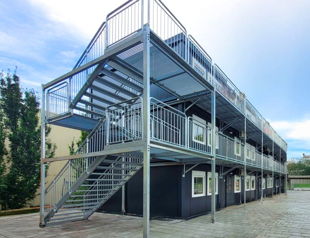 Schody do kontenerów – jak wybrać najlepsze rozwiązanie?