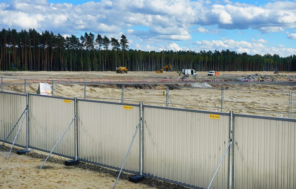 Odporność systemów ogrodzeń tymczasowych na czynniki atmosferyczne: Wytyczne doboru i stabilizacji 